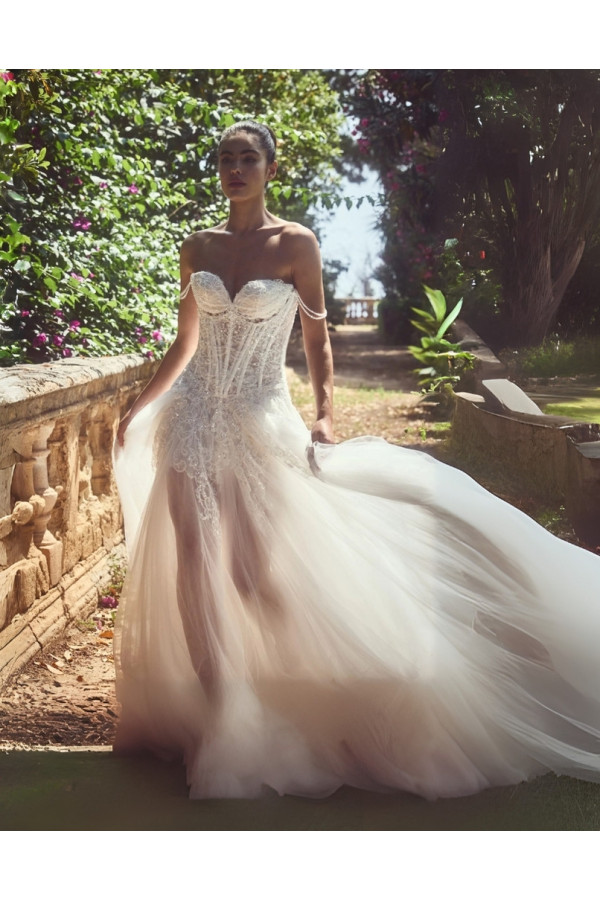 Abito da sposa avorio corto in pizzo di Alessandro Couture