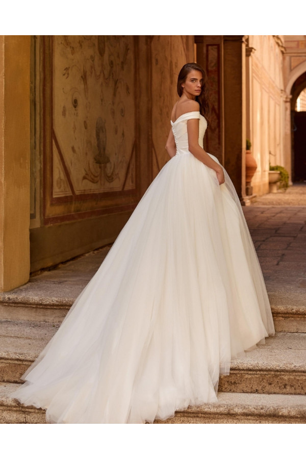 Abito da sposa Sheryl avorio, ampio  di tulle. Alberto Palatachi 2027