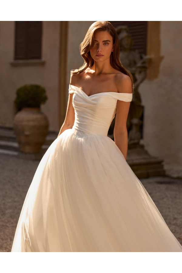 Abito da sposa Sheryl avorio, ampio  di tulle. Alberto Palatachi 2027