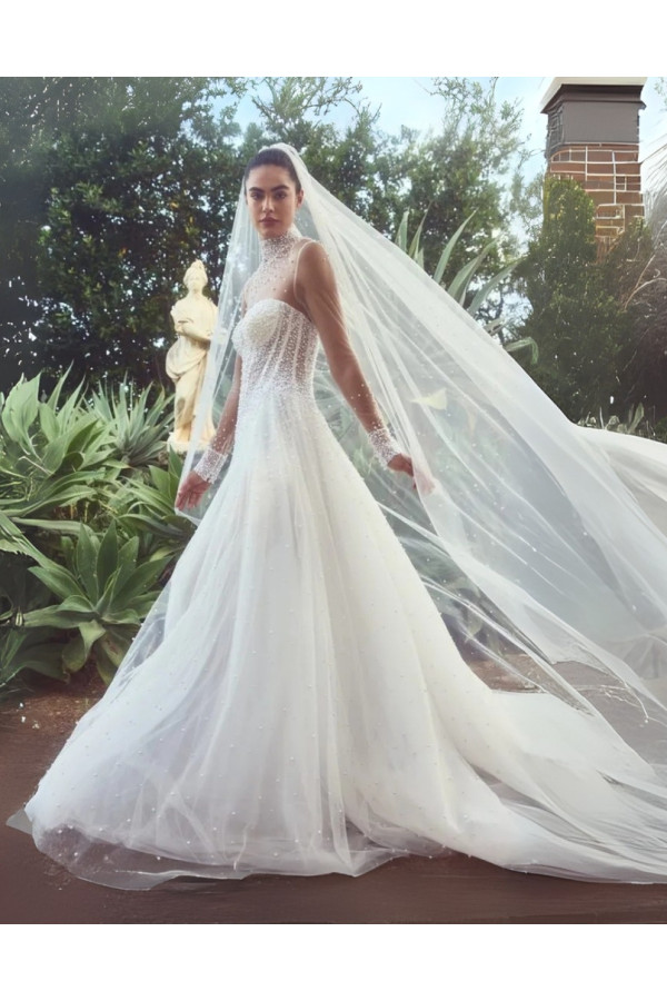 Abito da sposa avorioin tulle ampio ricamato di Alessandro Couture