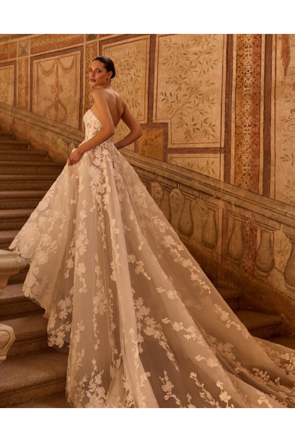 Abito da sposa Yoko ampio di pizzo Alberto Palatachi 2027.