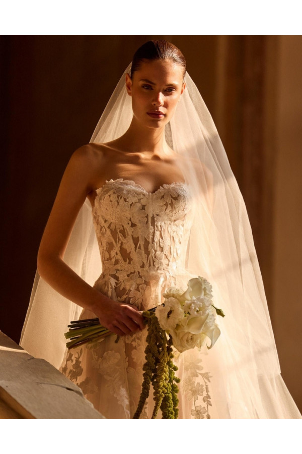 Abito da sposa Yoko ampio di pizzo Alberto Palatachi 2027.