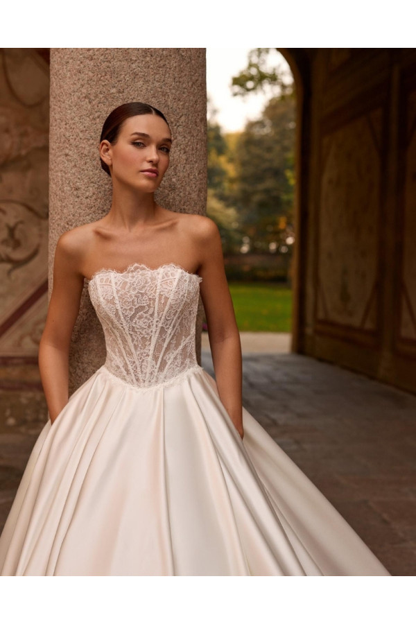 Abito da sposa Fiona, avorio, mikado. Alberto Palatachi 2027.