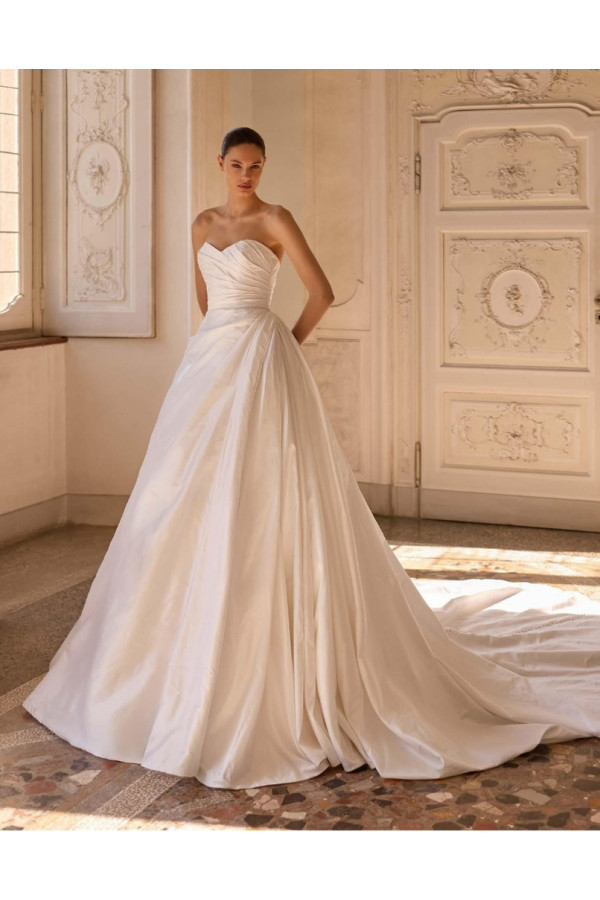 Abito da sposa Granate avorio in raso ampio di Alberto Palatchi