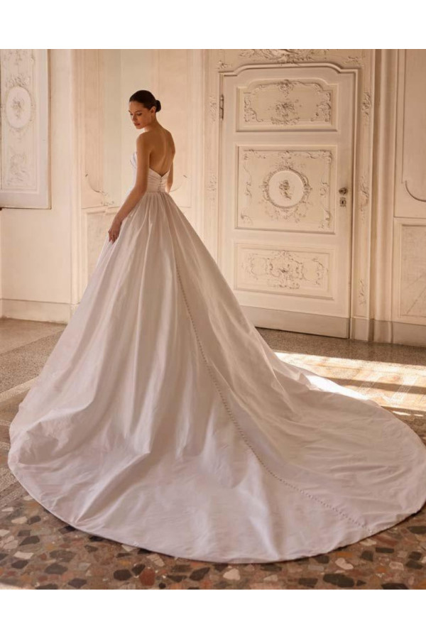 Abito da sposa Granate avorio in raso ampio di Alberto Palatchi