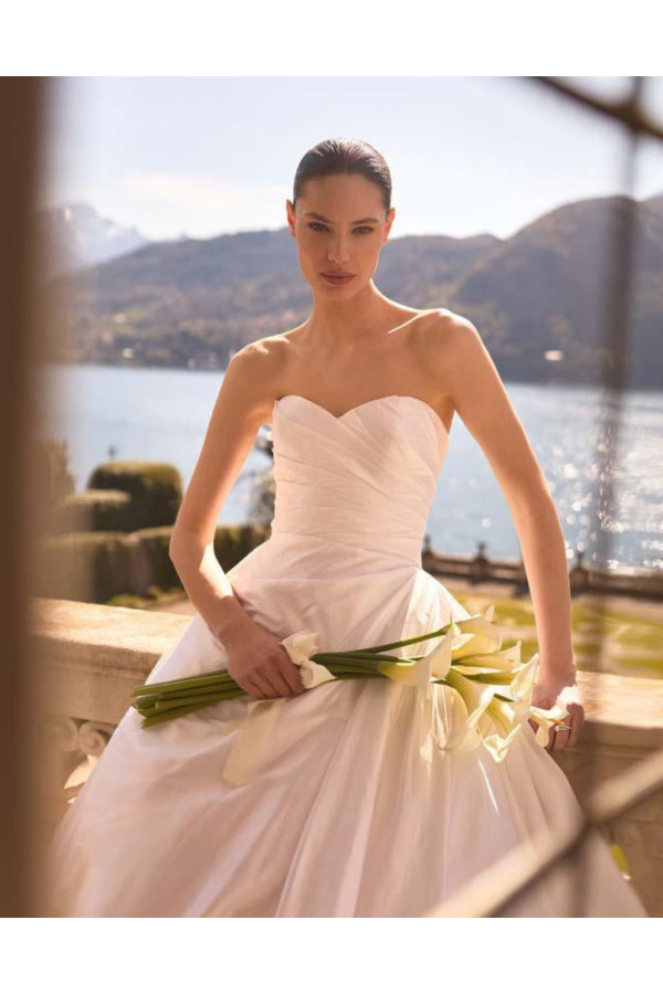Abito da sposa Granate avorio in raso ampio di Alberto Palatchi
