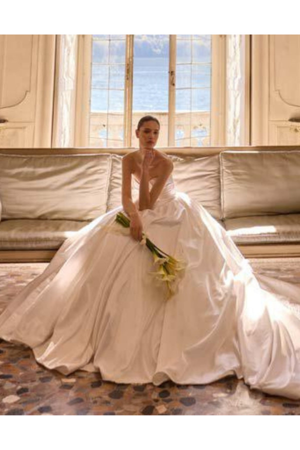 Abito da sposa Granate avorio in raso ampio di Alberto Palatchi