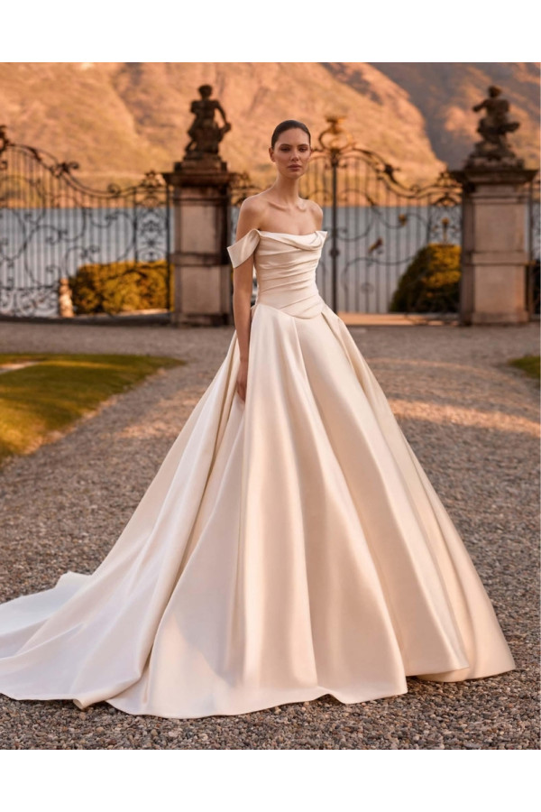 Abito da sposa Amethyst avorio in satin ampio di Alberto Palatchi