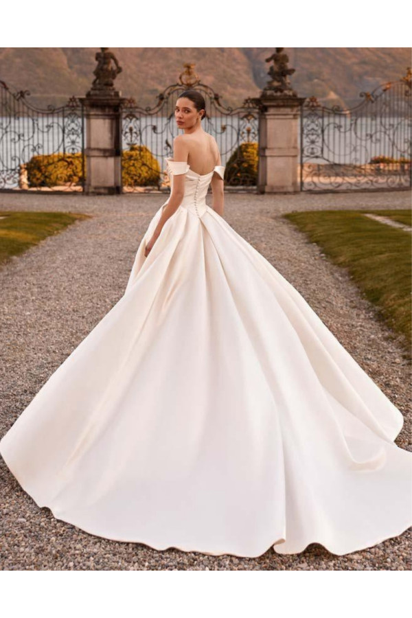 Abito da sposa Amethyst avorio in satin ampio di Alberto Palatchi