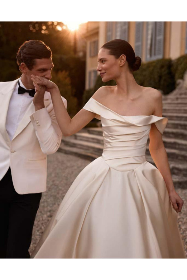 Abito da sposa Amethyst avorio in satin ampio di Alberto Palatchi