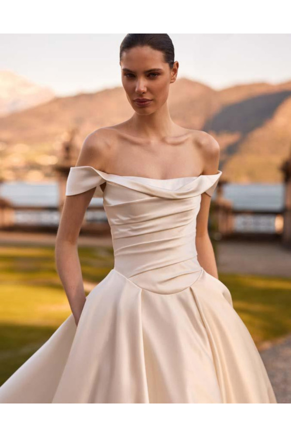 Abito da sposa Amethyst avorio in satin ampio di Alberto Palatchi