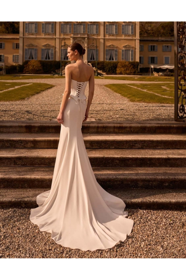 Abito da sposa Jade avorio in crepe a sirena di Alberto Palatchi