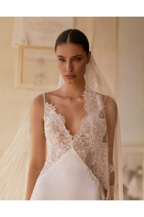 Abito da sposa Malachite avorio in satin e pizzo di Alterto Palatchi