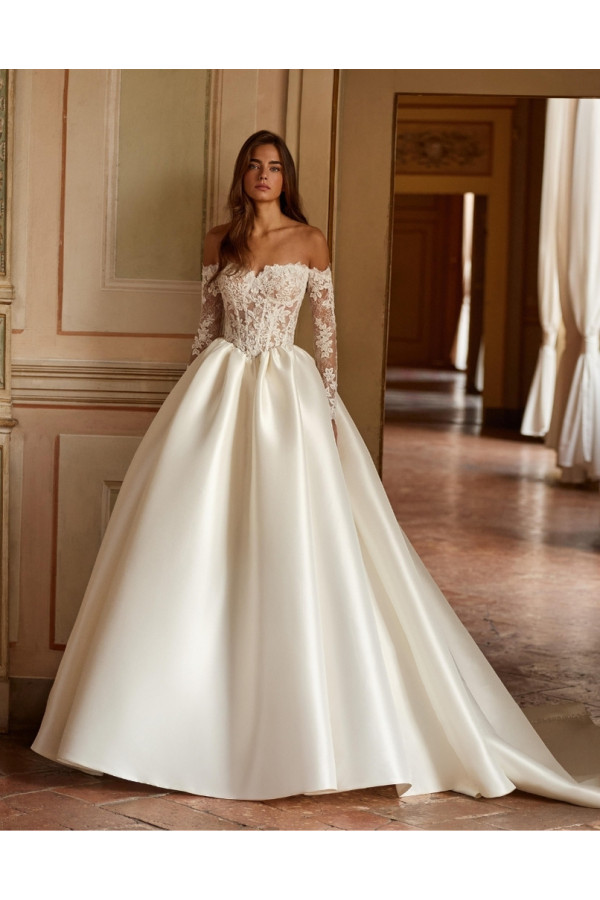 Abito da sposa Aretha avorio in mikado ampio di Alberto Palatchi