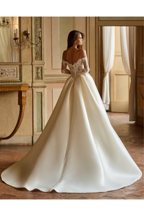 Abito da sposa Aretha avorio in mikado ampio di Alberto Palatchi