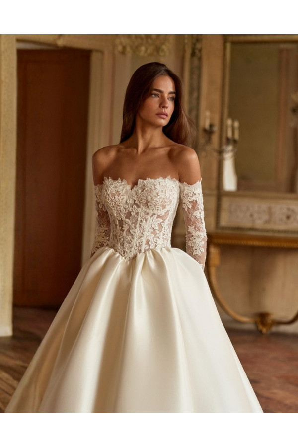 Abito da sposa Aretha avorio in mikado ampio di Alberto Palatchi