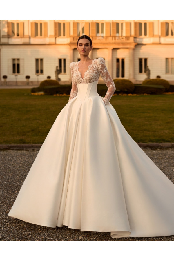 Serafina abito da sposa avorio in pizzo ampio di Alberto Palatchi