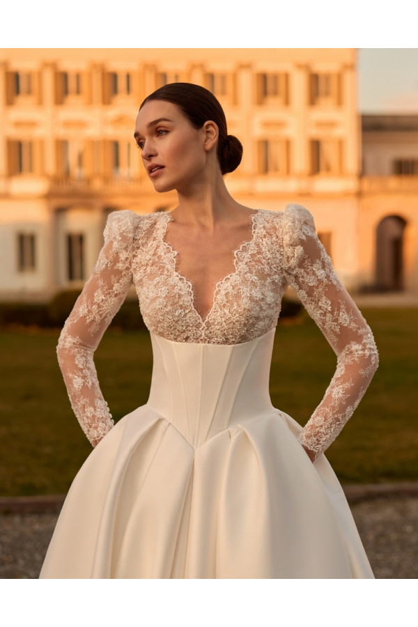 Serafina abito da sposa avorio in pizzo ampio di Alberto Palatchi