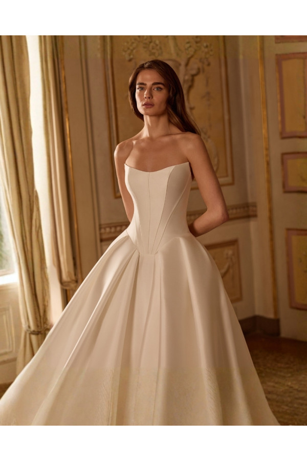 Salina abito da sposa avorio ampio in mikado Alberto Paltchi 2027