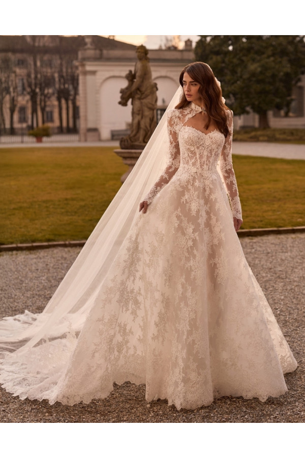 Palmaria abito da sposa in pizzo ampio avorio di Alberto Palatchi 2027