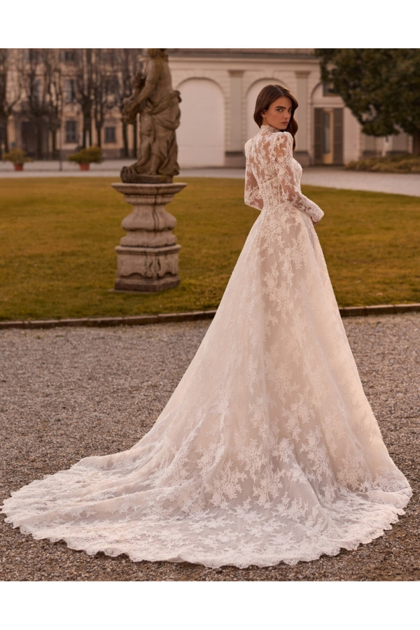 Palmaria abito da sposa in pizzo ampio avorio di Alberto Palatchi 2027