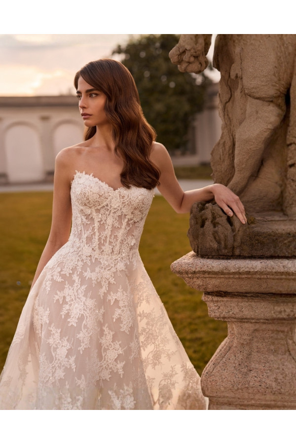 Palmaria abito da sposa in pizzo ampio avorio di Alberto Palatchi 2027