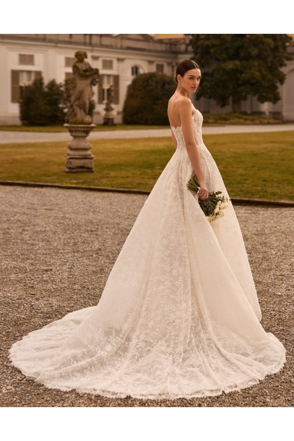 Nerina abito da sposa avorio in pizzo ampio di Alberto Palatchi