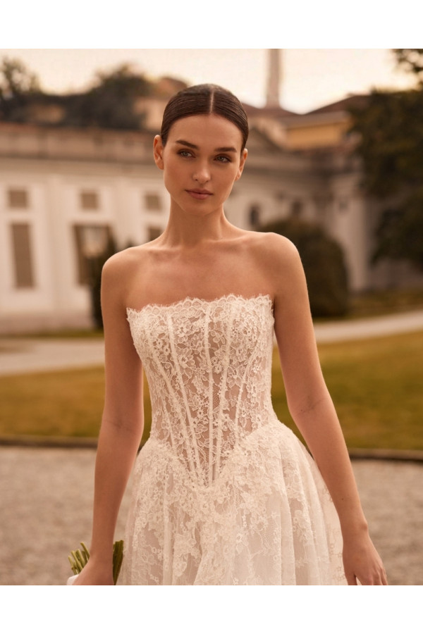 Nerina abito da sposa avorio in pizzo ampio di Alberto Palatchi