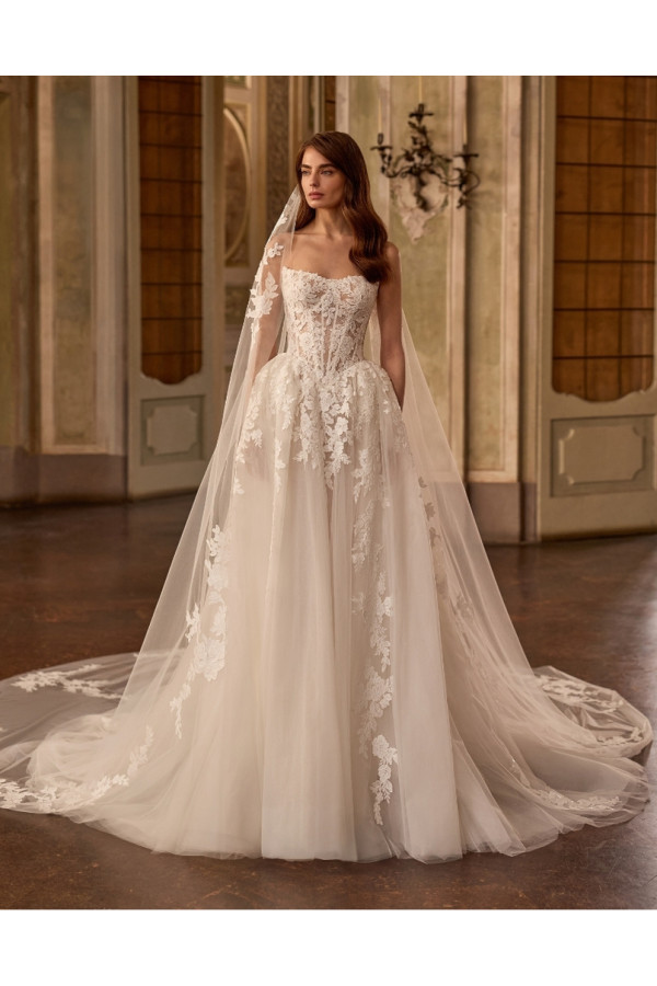 Lobelia abito da sposa ampio avorio in pizzo di Alberto Palatchi
