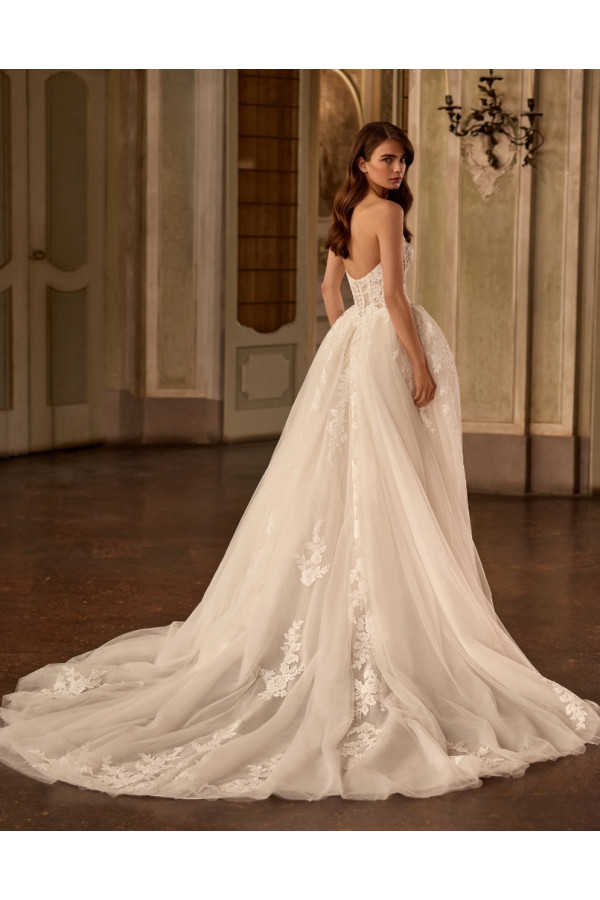 Lobelia abito da sposa ampio avorio in pizzo di Alberto Palatchi