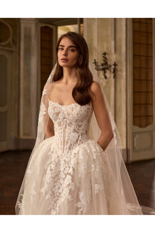 Lobelia abito da sposa ampio avorio in pizzo di Alberto Palatchi