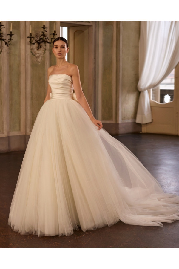 Lirio abito da sposa ampio in tulle  douchesse avorio Alberto Palatchi