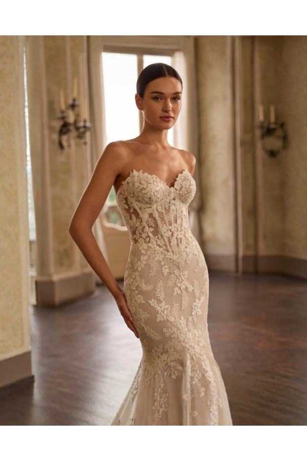 Heliconia abito da sposa avorioin pizzo a sirena di Alberto Palatchi