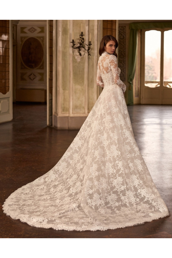 Fresia abito da sposa ampio in pizzo avorio di Alberto Palatchi