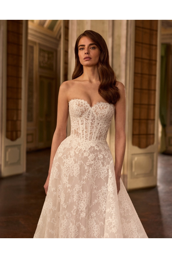 Fresia abito da sposa ampio in pizzo avorio di Alberto Palatchi