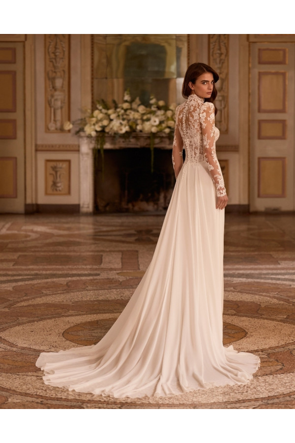 Cosmos abito da sposa avorio in chiffon e pizzo di Alberto Palatchi
