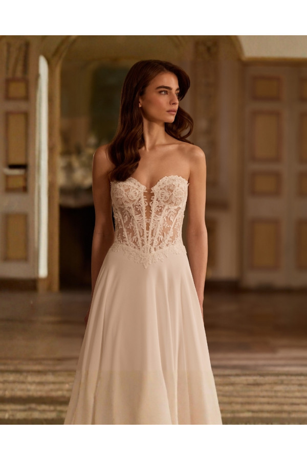 Cosmos abito da sposa avorio in chiffon e pizzo di Alberto Palatchi