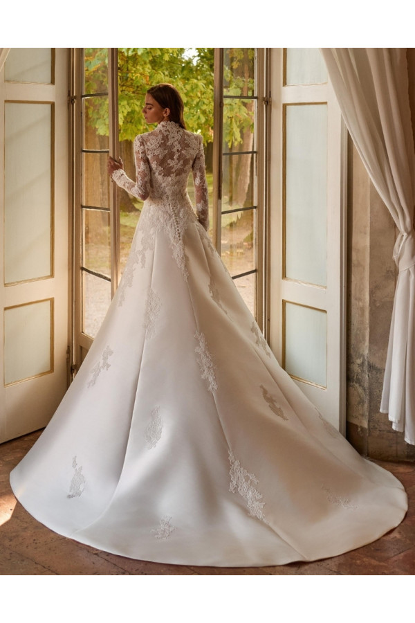 Anette abito da sposa avorio ampio in pizzo di Alberto Palatchi