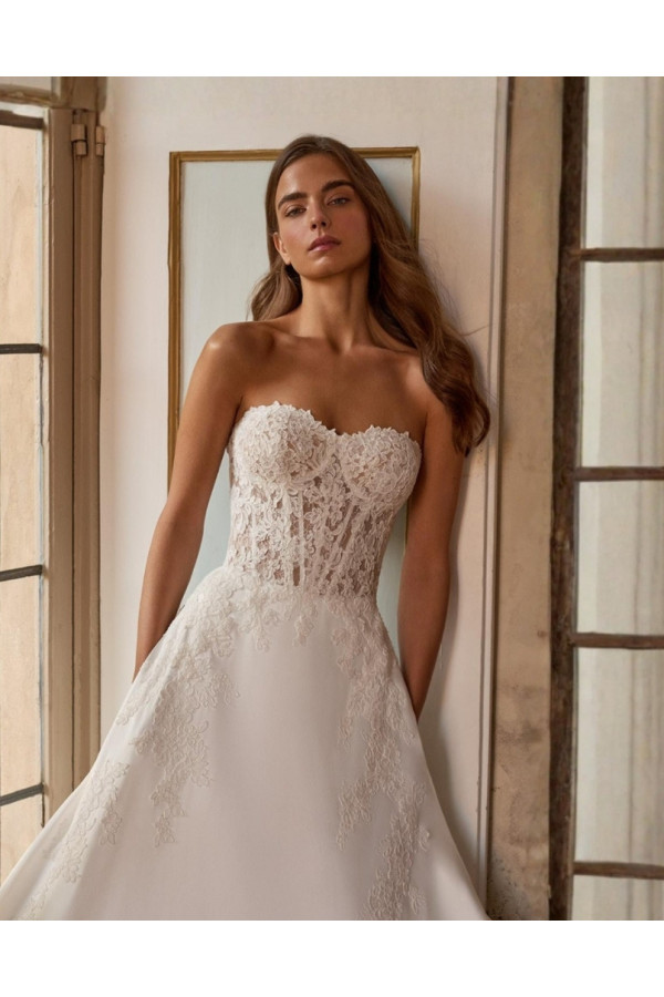 Anette abito da sposa avorio ampio in pizzo di Alberto Palatchi
