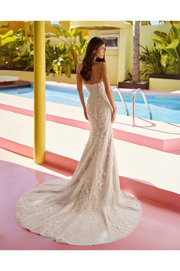 Abiti da sposa avorio in pizzo con spacco di Luna Novias