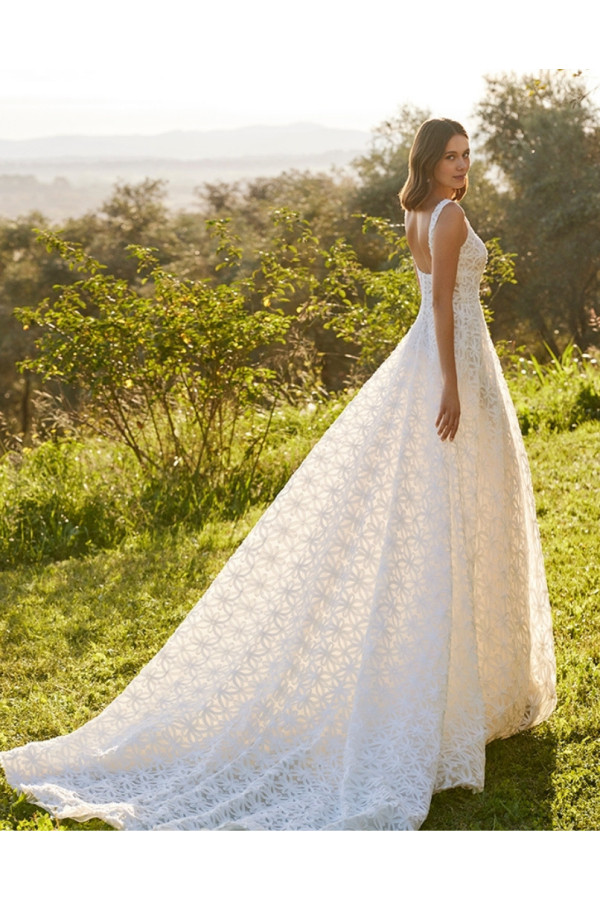 Oasis abito da sposa avorio in tulle, ampio di Fara Sposa