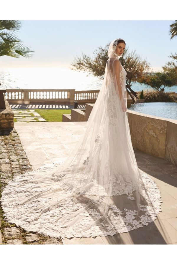 Fibula Abito da sposa avorio in pizzo a sirena di Luna Novias 2027