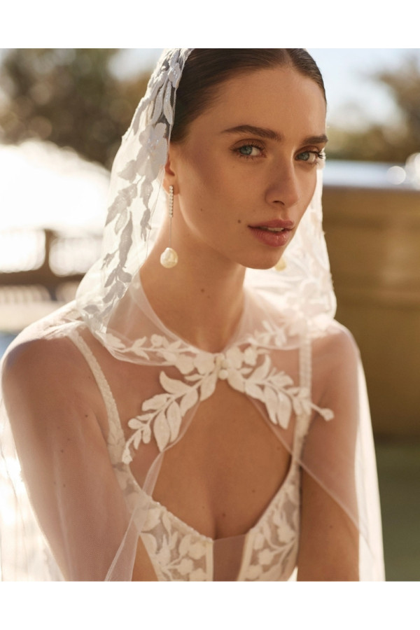 Fibula Abito da sposa avorio in pizzo a sirena di Luna Novias 2027