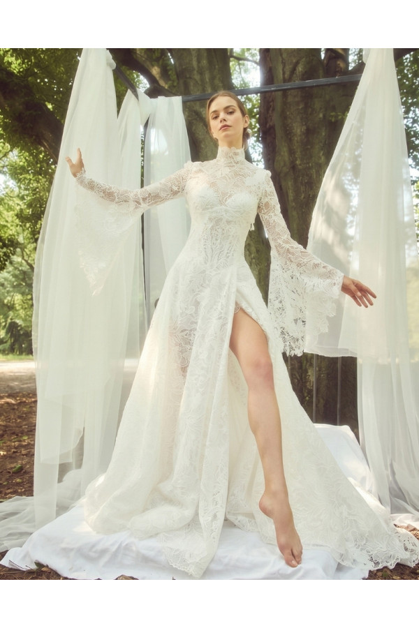 Abito da sposa avorio in pizzo con spacco Butterfly Alessandro Couture