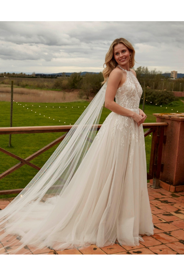 Omnia abito da sposa avorio ampio in tulle di Fara Sposa