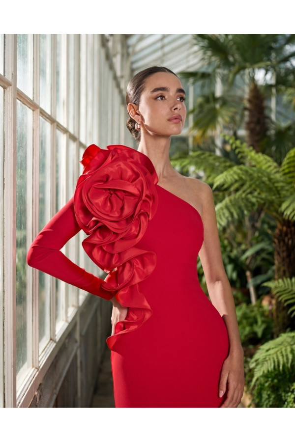 Abito da cerimonia rosso in crepe monospalla di Paloma Cuevas