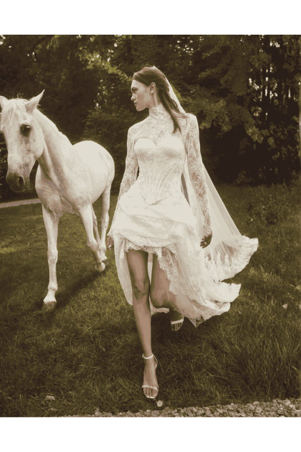 Abito da sposa avorio pizzo asimmetrico Victorine Alessandro Couture