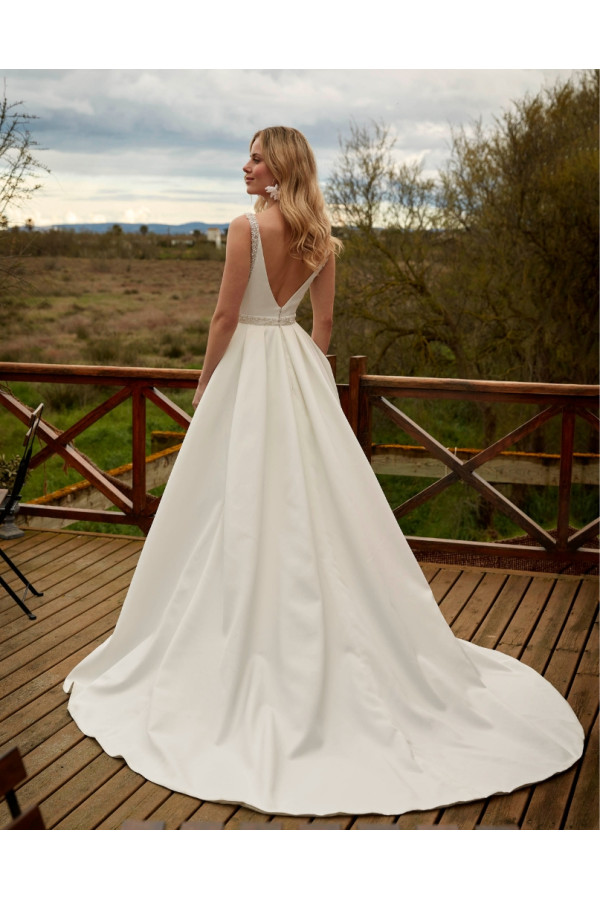 Olaya abito da sposa avorio in cady ampio di Fara Sposa