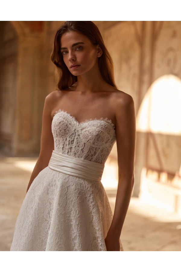 Abito da sposa Celine, avorio, pizzo. Alberto Palatachi 2027.