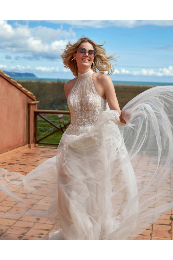 Oasis abito da sposa avorio in tulle, ampio di Fara Sposa